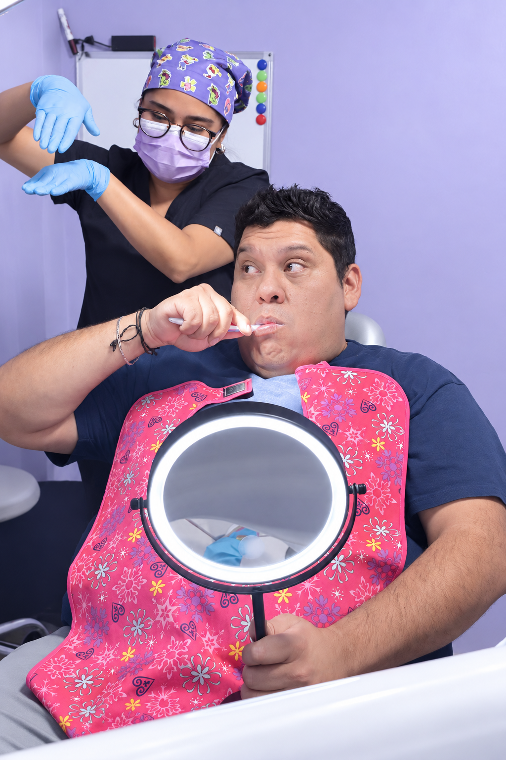 Doctora enseñando la técnica de cepillado a un paciente