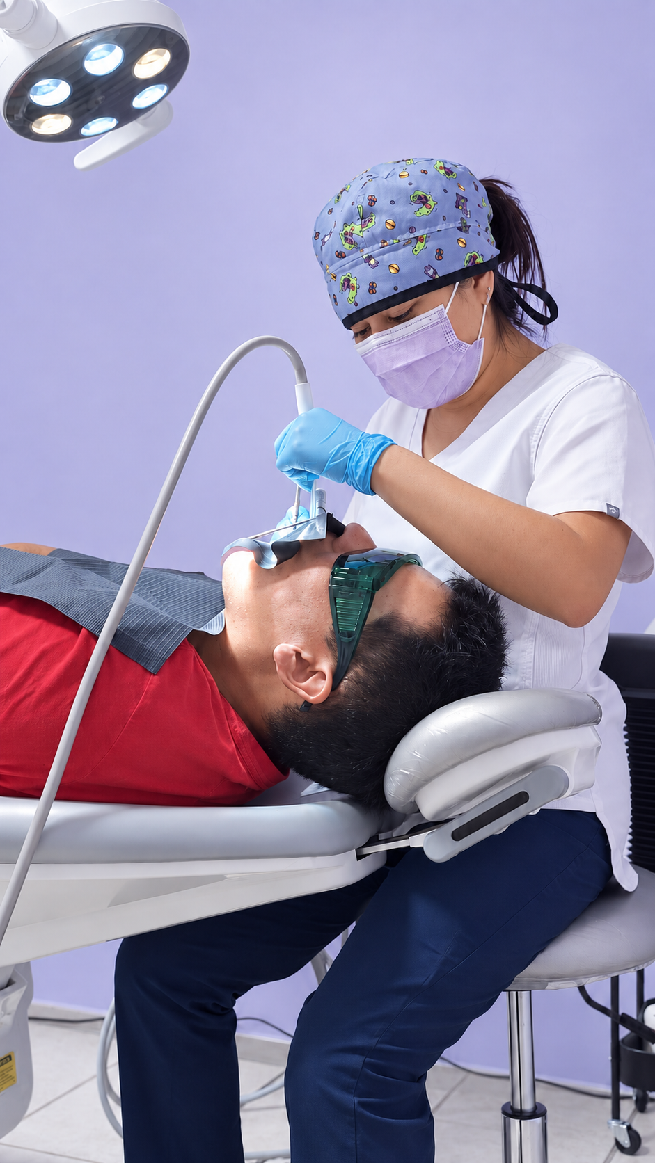 Doctora atendiendo a un paciente en el consultorio