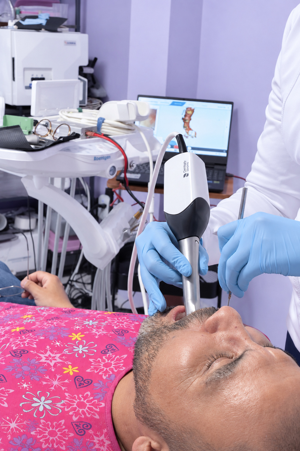 Escaneo intraoral con apoyo de imágenes digitales