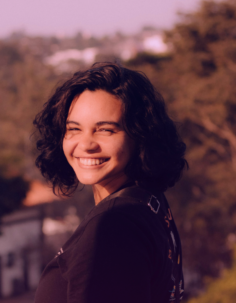 Paciente sonriendo al aire libre